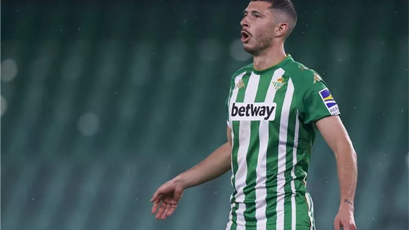 خطيرة .. إصابة لاعب ريال بيتيس بكسر فى الساق