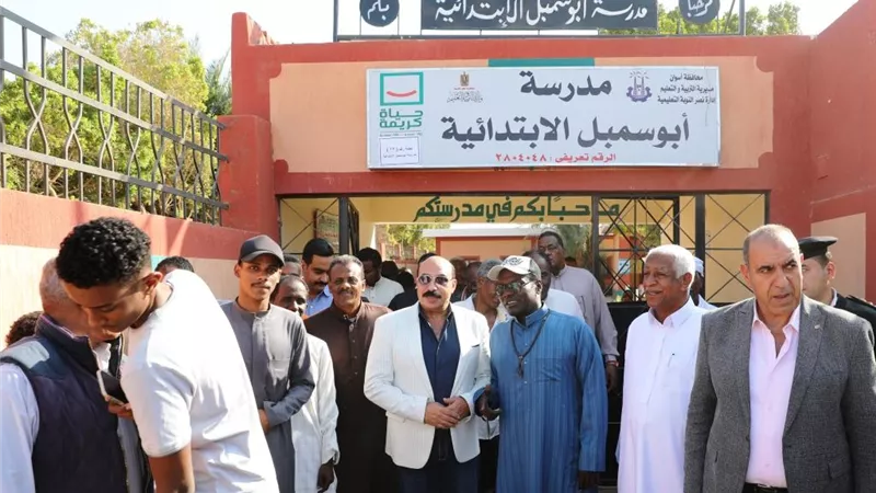 محافظ أسوان يتفقد جاهزية لجان الإنتخابات الرئاسية بأبوسمبل.صور
