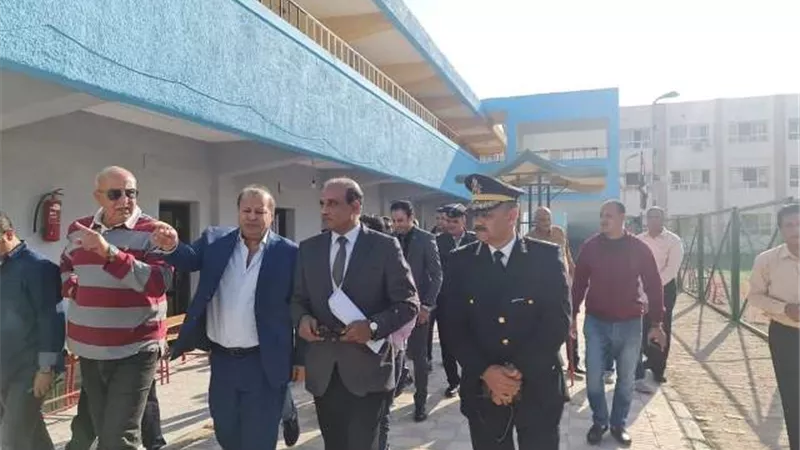 رئيس لجنة انتخابات الرئاسة بالمحافظة يتفقد مقار لجان الغردقة