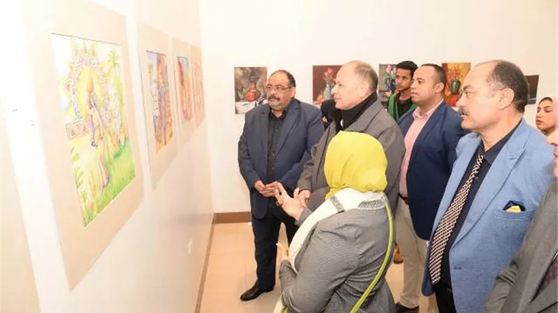 محافظ أسيوط يشهد العرض المسرحي 