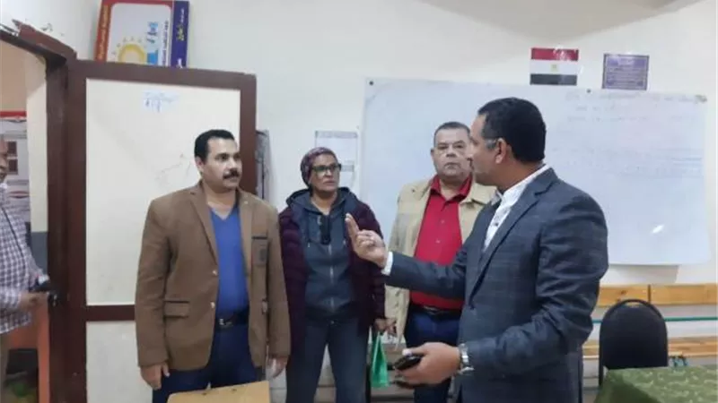 سلومة يتابع جاهزية مقار لجان الانتخابات بمدارس الجيزة