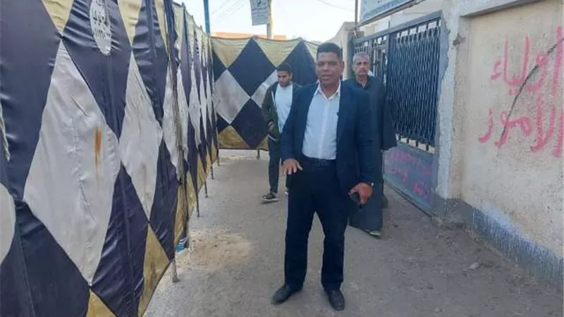 رؤساء المراكز بالمنيا يتابعون تركيب ممرات آمنة للمقرات الانتخابية