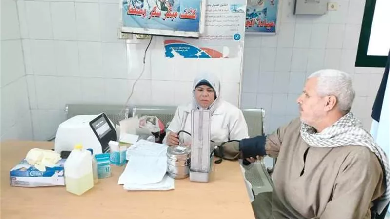 توقيع الكشف الطبي على 1762 حالة خلال قافلة طبية بمركز سمالوط