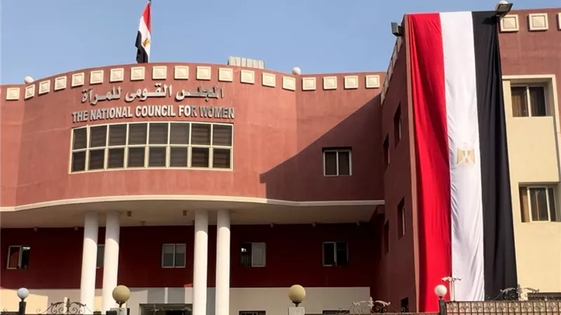 قومى المرأة يعلق علم مصر على مبناه استعدادا للانتخابات الرئاسية