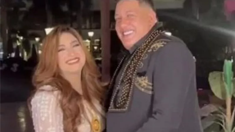 حكاية صورة لـ حمو بيكا وزوجته فى 
