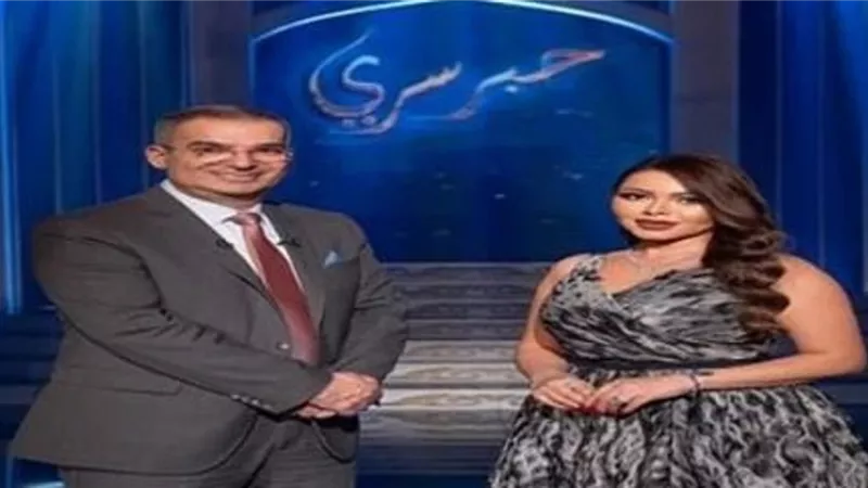 اعلامى شهير يفاجئ زميلته بعرض على الهواء