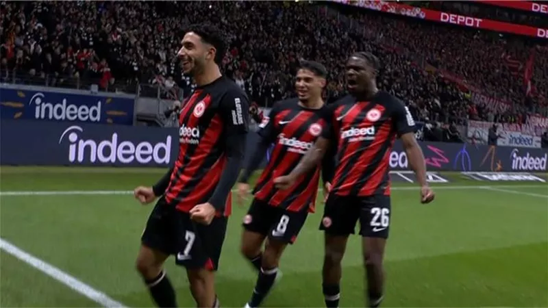 عمر مرموش يسجل ويصنع ويقود فرانكفورت للفوز علي بايرن ميونخ 5-1