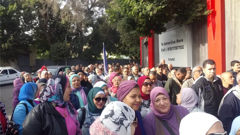 طوابير حاشدة على مقرات الانتخابات الرئاسية قبل فتح باب التصويت