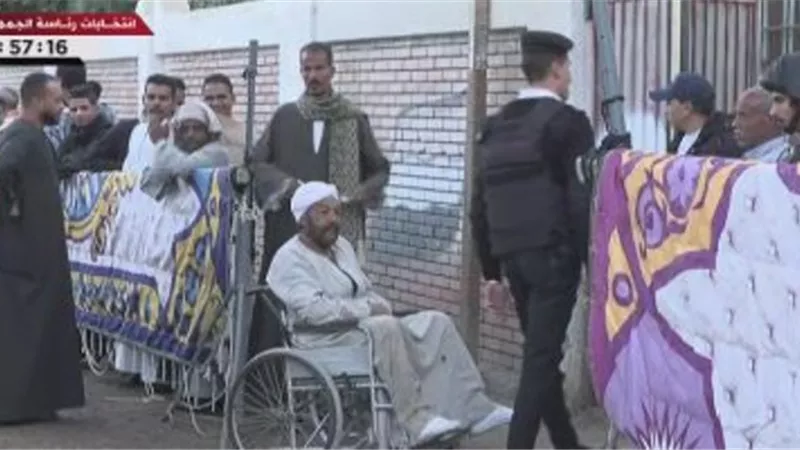 أيقونة الانتخابات .. ذوى الهمم يتقدمون صفوف الناخبين للمشاركة فى الانتخابات الرئاسية