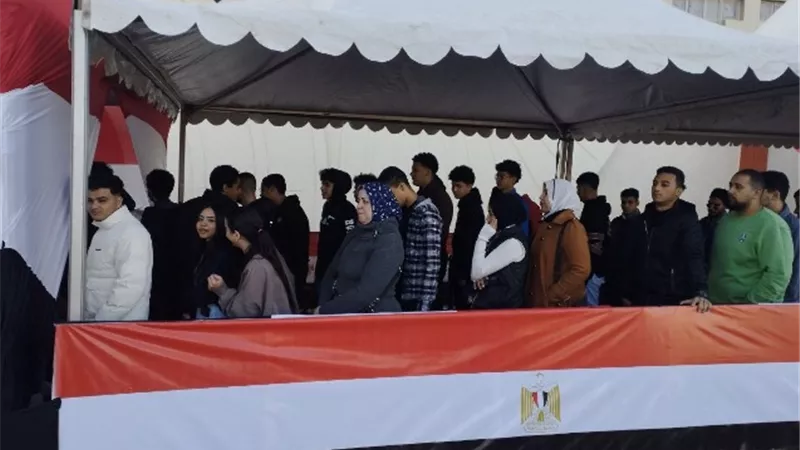 بدء توافد المواطنين على مدرسة الشهيد محمد عبد العظيم بالمعصره .. صور