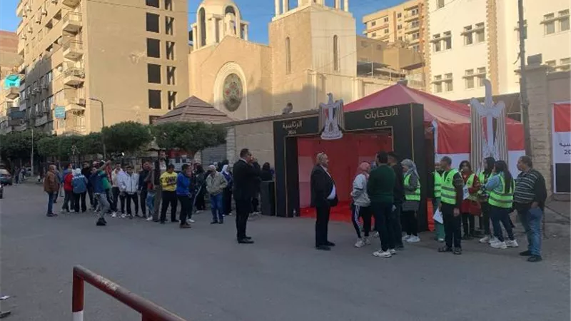 الناخبون امام لجنة مدرسة المارونية بالظاهر بالقاهرة من قبل بدء التصويت بساعتين