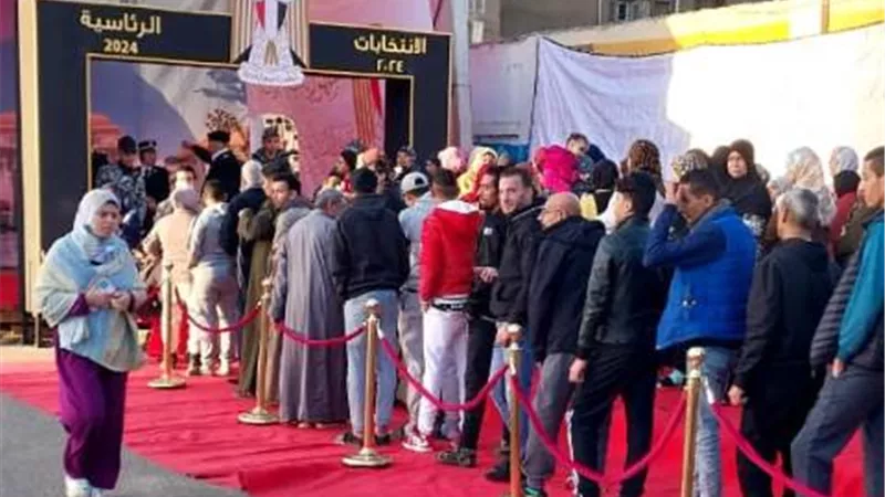 صور .. طوابير الناخبين امام لجان الاسمرات للمشاركة بانتخابات الرئاسة