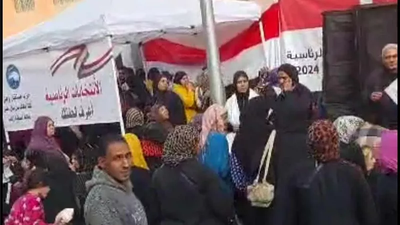 طوابير الناخبين امام لجان السيدة زينب للمشاركة بانتخابات الرئاسة