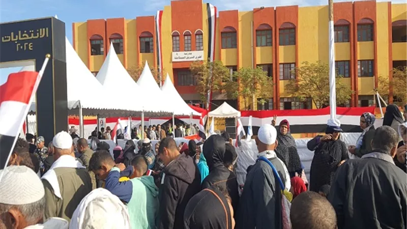 صور .. طوابير الناخبين امام لجنة مدرسة الطبرى بالشروق