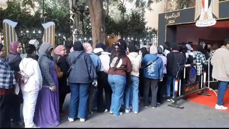 إقبال كثيف من الناخبين على لجان الاقتراع بالانتاج الاعلامى ..صور