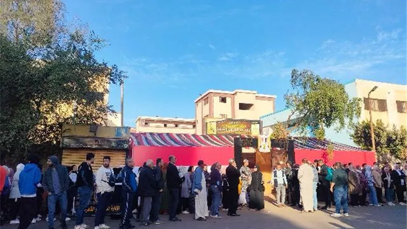شاهد .. طوابير الناخبين بمدرسة الشهيد احمد عبد المحسن بالاميرية بالقاهرة