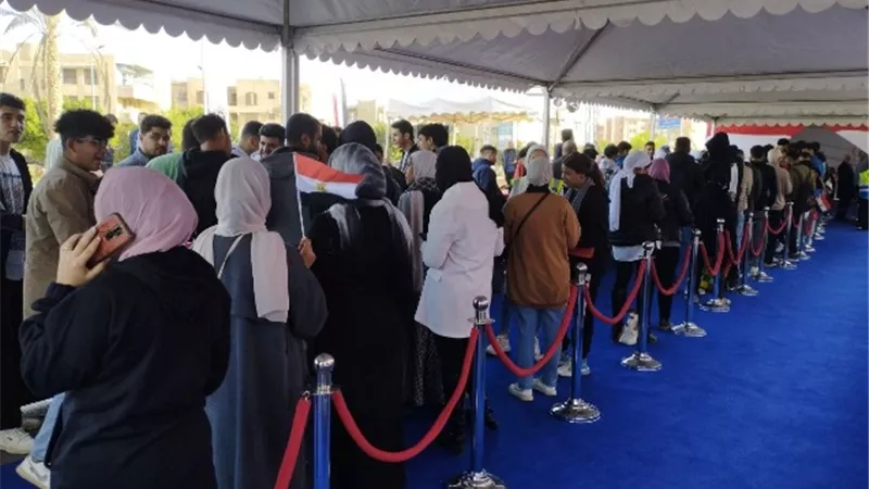 بالصور.. إقبال المواطنين على لجنة ياسر جنينة بالشروق
