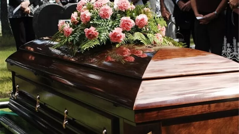 عائلة تحرق جثمان متوفي مرتين .. لهذا السبب