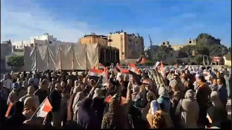 بأعلام مصر.. توافد ضخم من الناخبين على لجنة المغتربين بسفاجا