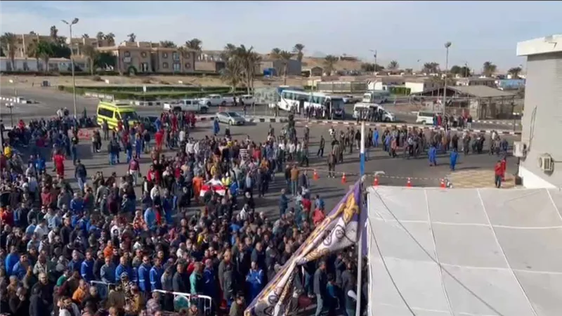 اقبال العاملين فى البترول على لجان الانتخابات برأس غارب..صور