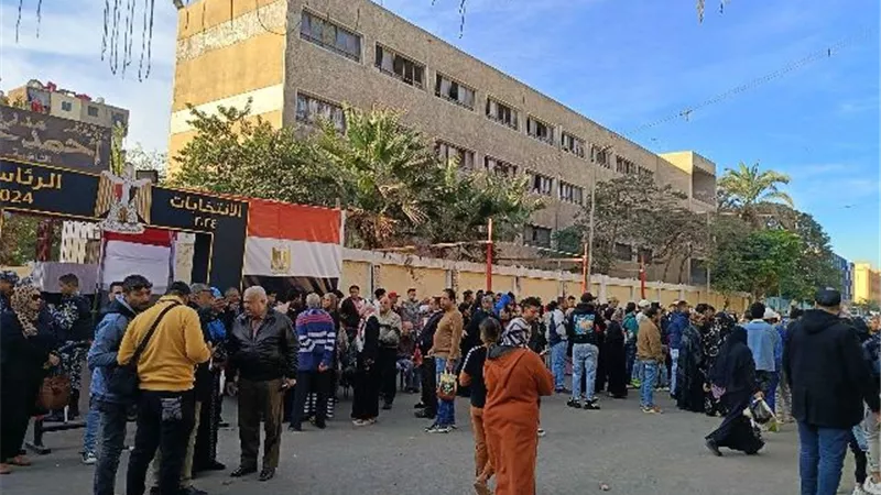 إقبال كثيف من الناخبين بلجنة احمد عرابى بالزاوية بالقاهرة