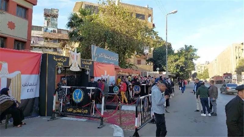 استمرار توافد الناخبين على لجنة مدرسة الساحل بشبرا