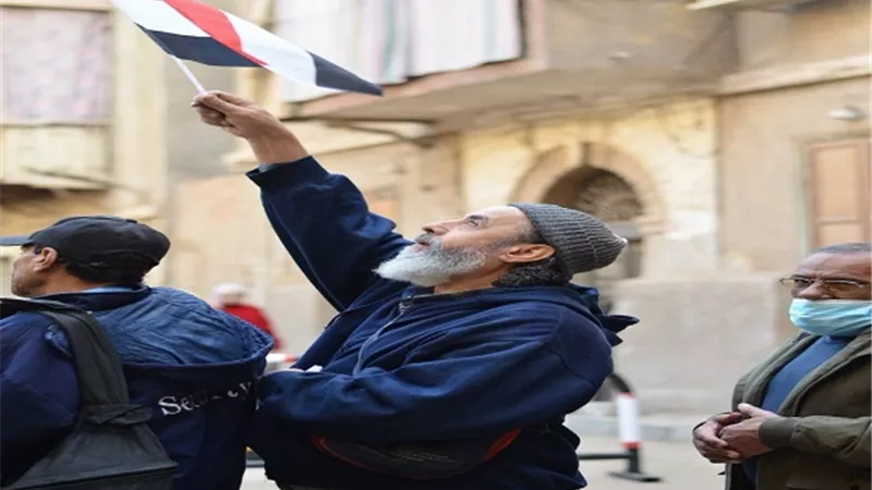 رافعين علمك يامصر .. أهالى روض الفرج بالقاهرة امام لجان الانتخابات الرئاسية