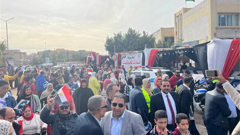 توافد المواطنين على لجان مدينة العاشر