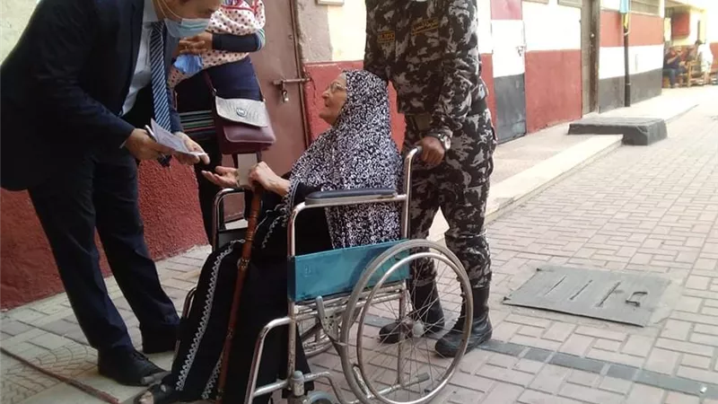 في لفتة إنسانية..قوات الشرطة تساعد مسنة للإدلاء بصوتها في انتخابات الرئاسة