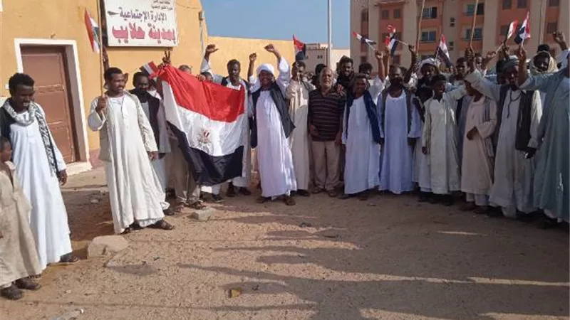 بالأعلام وهتافات تحيا مصر .. أهالى حلايب وشلاتين يتوافدون على المقرات الانتخابية