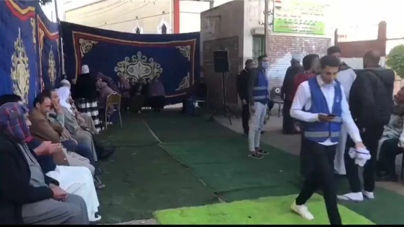 توافد كبار السن على لجان الاقتراع بمحافظة الوادي الجديد..صور