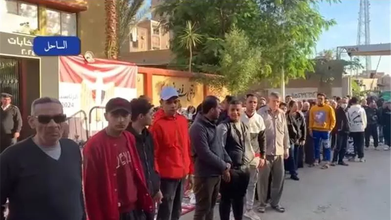 إقبال كثيف من مواطنى الساحل للمشاركة فى انتخابات الرئاسة .. فيديو