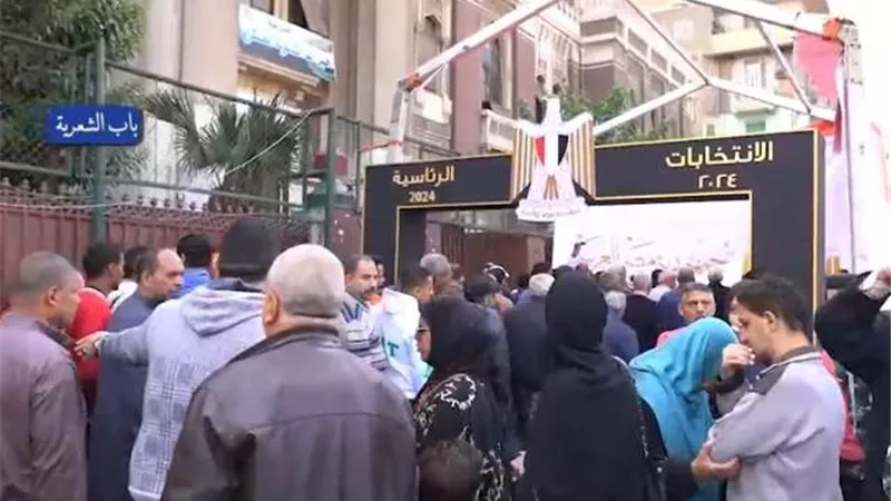 مواطنو حى باب الشعرية بواصلون التوافد بكثافة على لجان الاقتراع
