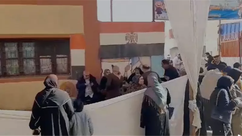 إقبال كثيف على لجنة مدرسة الثانوية بنات بمركز رشيد بالبحيرة