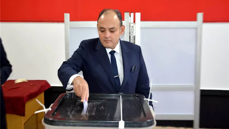وزير الصناعة يدلى بصوته فى الانتخابات الرئاسية بمدرسة القرية السياحية بأكتوبر