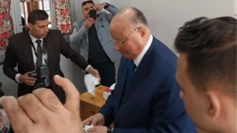 محافظ القاهرة يدلى بصوته فى لجنة معهد الفتيات بمصر الجديدة