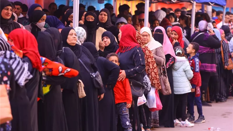 اقبال كثيف للسيدات على المشاركة في الانتخابات الرئاسية بلجنة مدرسة بدر بالدقي