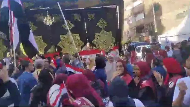 بأعلام مصر .. طوابير الناخبين امام مدرسة أم المؤمنين بطنطا..صور