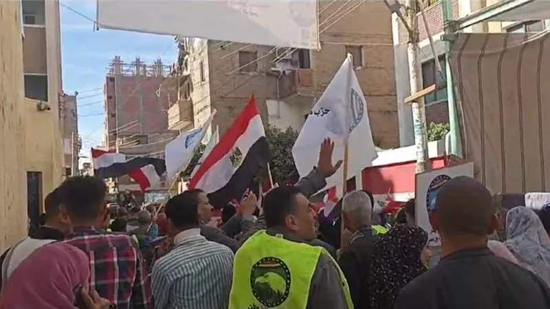 إقبال كثيف من الناخبين بلجنة مطاي الثانوية بالمنيا