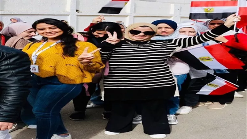 الفتيات يشاركن بكثافة فى لجنة عباس العقاد بمدينة نصر