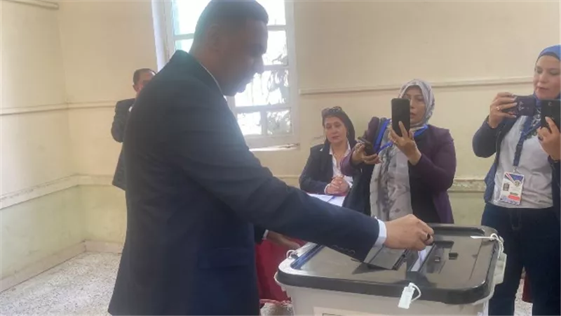 محافظ الدقهلية يتابع اللجان الانتخابية ويدلي بصوته