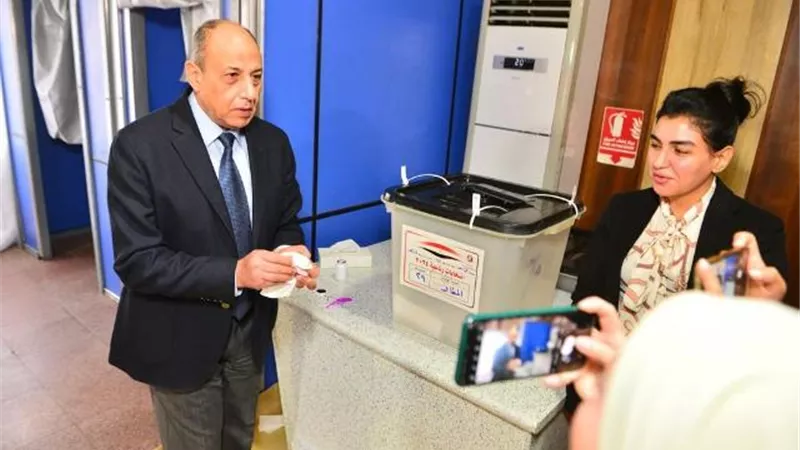 وزير الطيران يدلي بصوته في الانتخابات الرئاسية