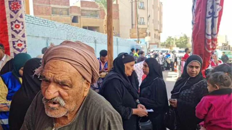كبار السن يدعمون الانتخابات الرئاسية من الصباح الباكر فى أسوان