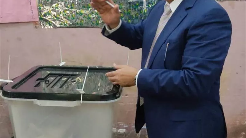 طاهر أبو زيد يدلى بصوته فى الانتخابات الرئاسية.. صور