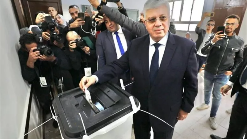 وزير التعليم العالي يُدلي بصوته في الانتخابات الرئاسية