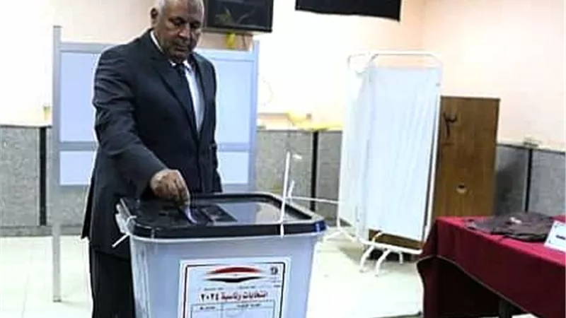 محافظ الوادي الجديد يدلي بصوته فى الانتخابات الرئاسية