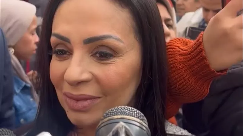 رئيسة المجلس القومي للمرأة مايا مرسي تدلى بصوتها فى مدرسة بدر في الدقي