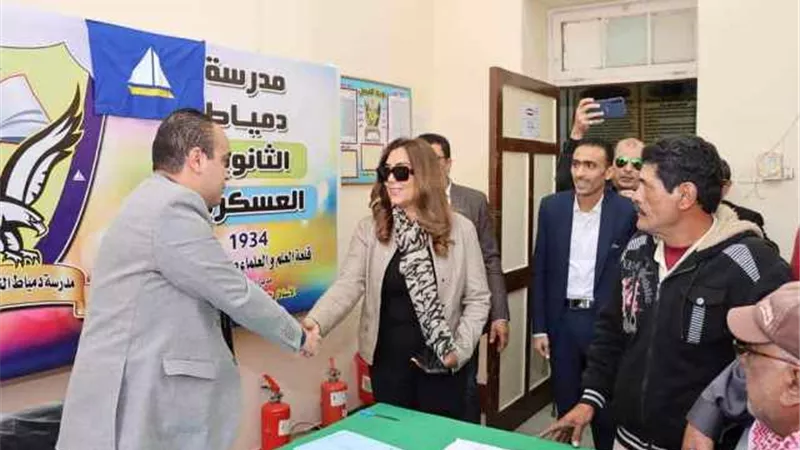 محافظ دمياط تتفقد اللجان الانتخابية وتشيد بإقبال المواطنين