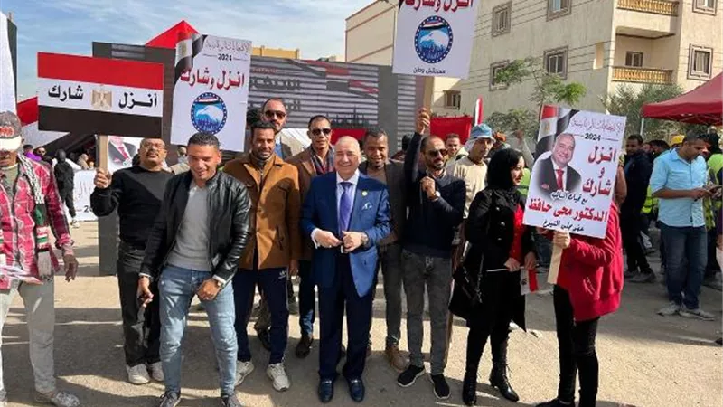 النائب محي حافظ مع المواطنين أمام اللجان الانتخابية