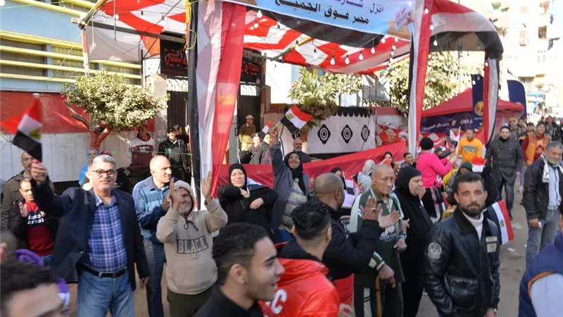 توافدالمواطنيين للادلاء باصواتهم امام اللجان الانتخابية بالمنصورة